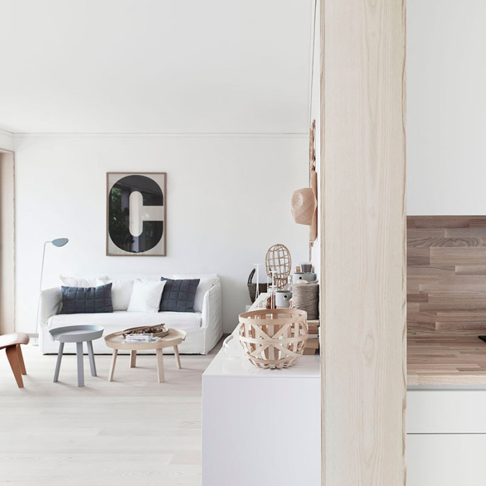 Obývací pokoj ve skandinávském stylu. Nábytek Muuto: Around Coffee Table, lampa Leaf