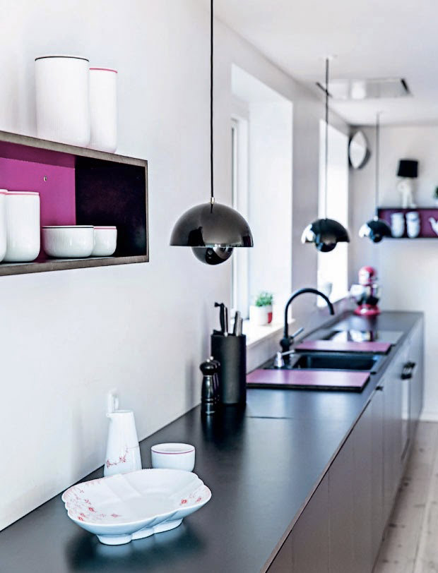 Retro kuchyň v černé a orchidejově fialové barvě