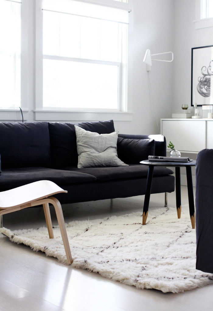 Byt ve skandinávském stylu a černobílé barevnosti, stolek Hoof Lounge Table od &tradition, by Jennifer Hagler, A Merry Mishap
