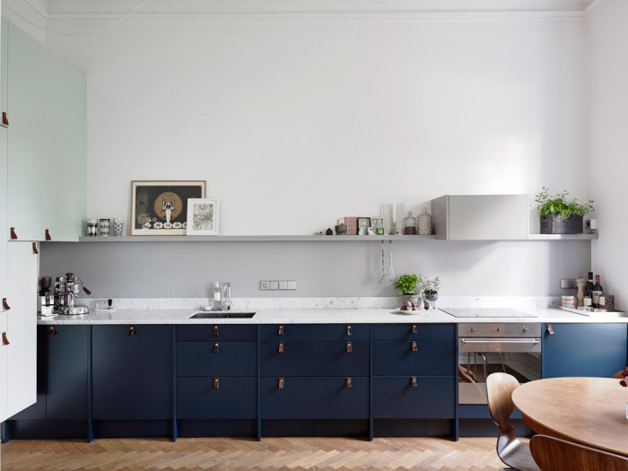 Švédský byt s krásnou kuchyní v tmavě modré a mentolově zelené
