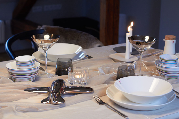 Inspirace pro vánočně prostřený stůl laděný do smetanové barevnosti s produkty Iittala a Muuto