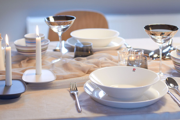 Inspirace pro vánočně prostřený stůl laděný do smetanové barevnosti s produkty Iittala a Muuto