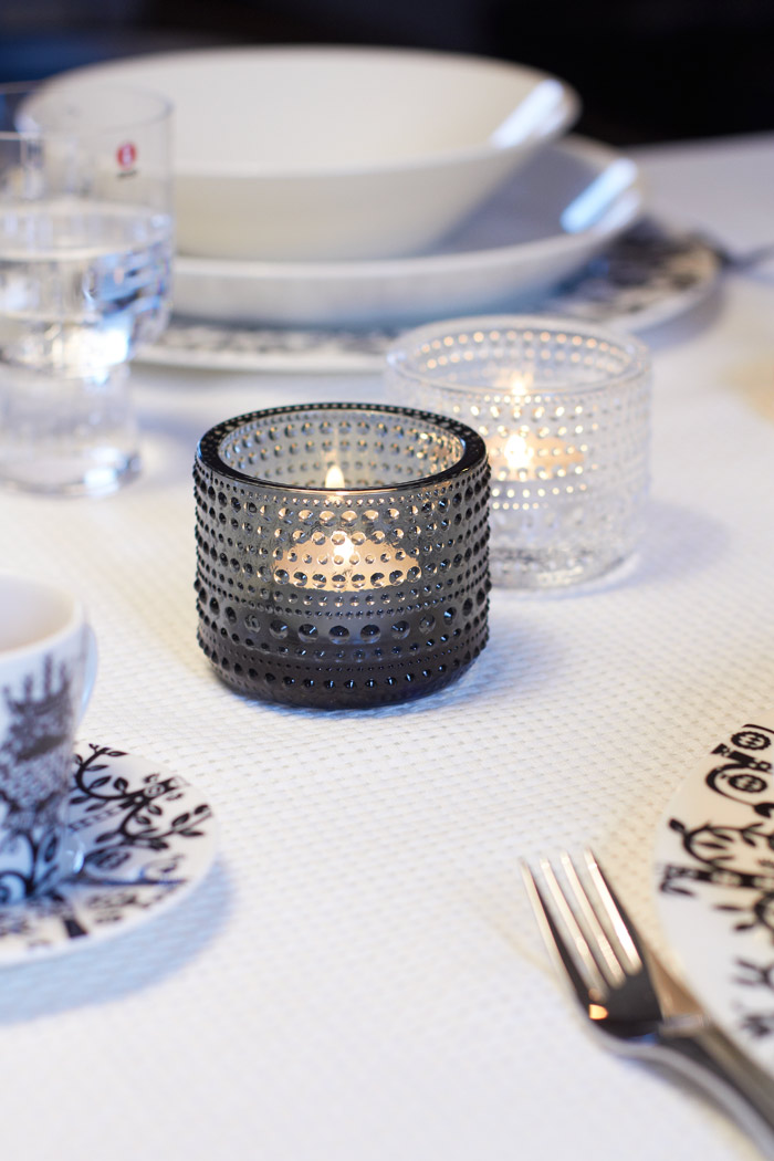 Vánoční stůl v černobílé se zlatými akcenty