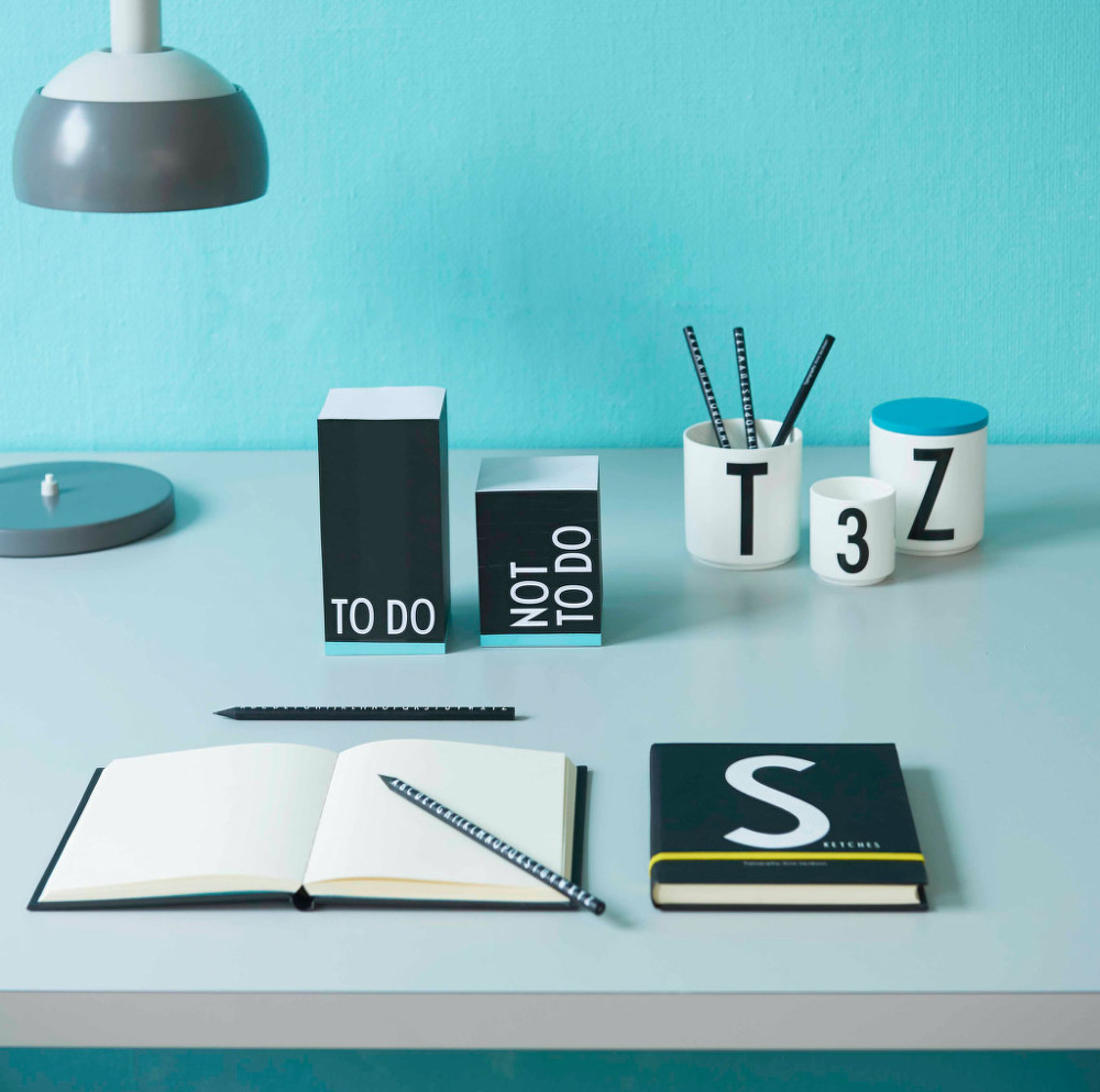 Porcelán, dózičky a hrnky Design Letters s typografií. Design Arne Jacobsen