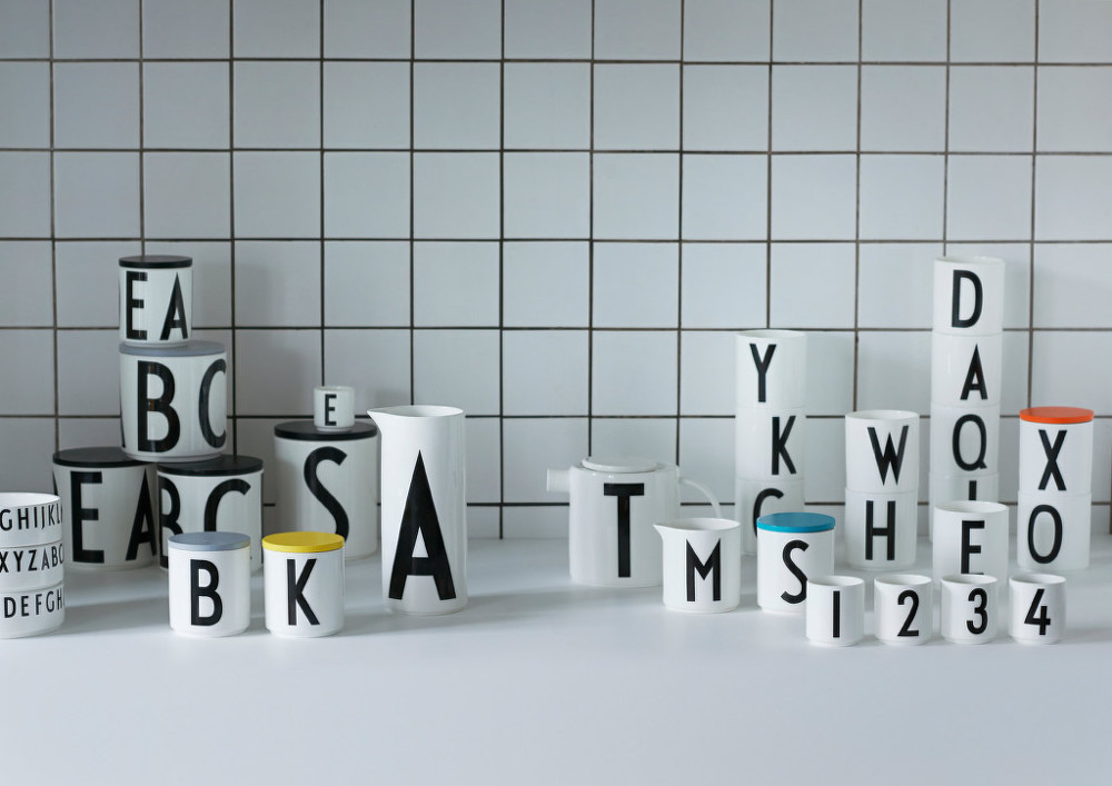 Porcelán, dózičky a hrnky Design Letters s typografií. Design Arne Jacobsen