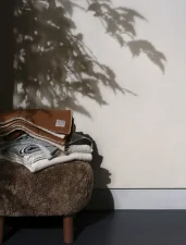 Pouf Little Petra ATD1, walnut/sheepskin Honey