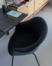 Ex-display židle Bat Dining Chair s předním polstrováním, conic base