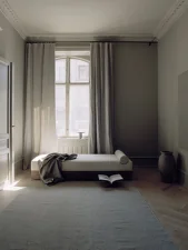 Mass Daybed, walnut base, Dedar Karakorum Ivory / Sørensen Royal Nubuck Off-white