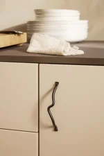 Úchytka Curvature, black brass