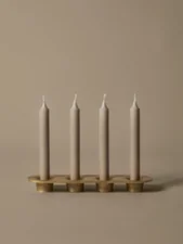 Svícen Soothe 4, brass