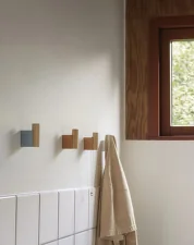 Věšáky Attach, burnt orange/oak