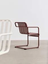 Židle Palissade Cantilever Dining Armchair, iron red