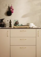 Úchytka Curvature, brass