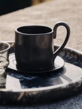 Hrnek Flow s podšálkem, black