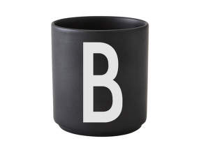 Hrnek s písmenem B, black