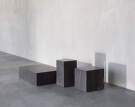 Stolek Plinth, Nero Marquina