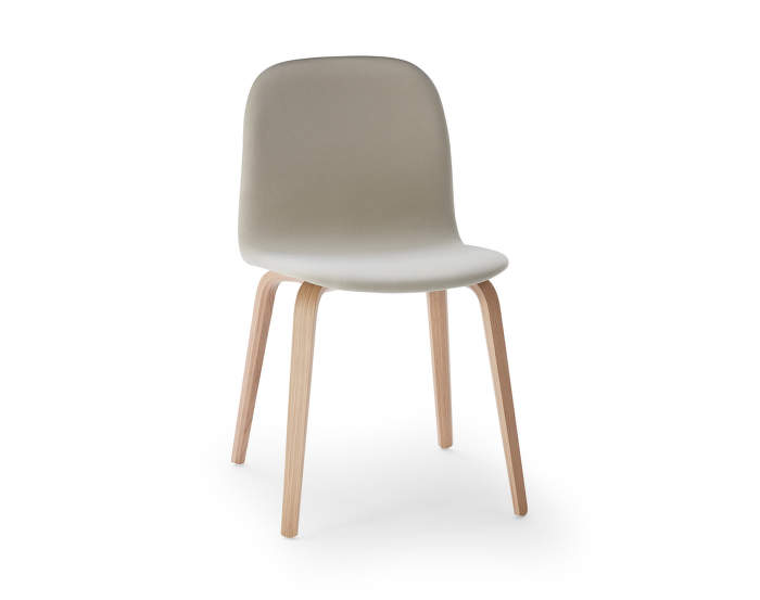 Židle Muuto Visu s dřevěnou podnoží, čalouněná 