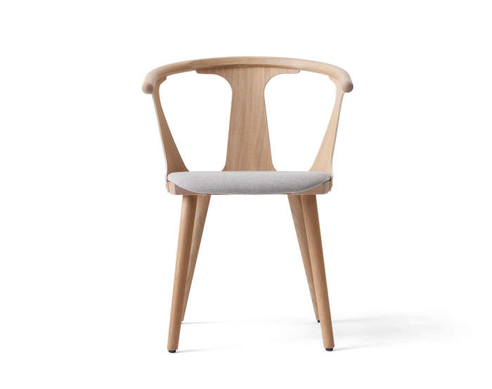 Židle In Between od &tradition, bíle olejovaný dub, polstrovaná Fiord 251