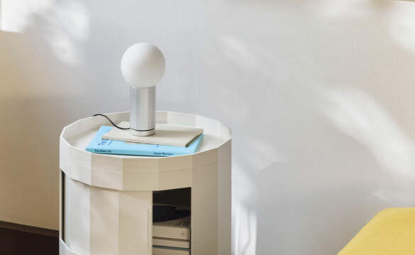 Stolní lampy Turn On od HAY