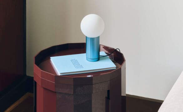 Stolní lampy Turn On od HAY