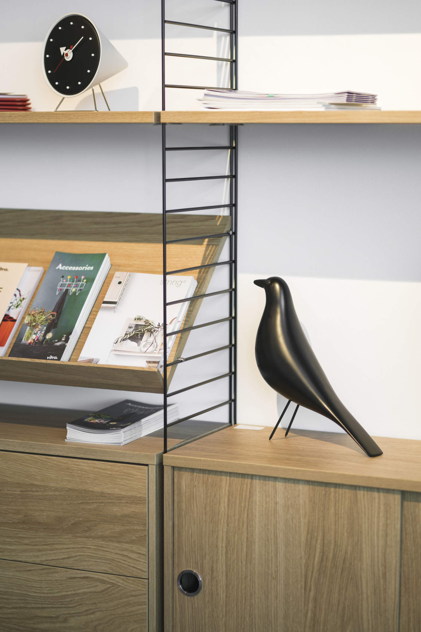 Eames House Bird a Policový systém String na DesignVille