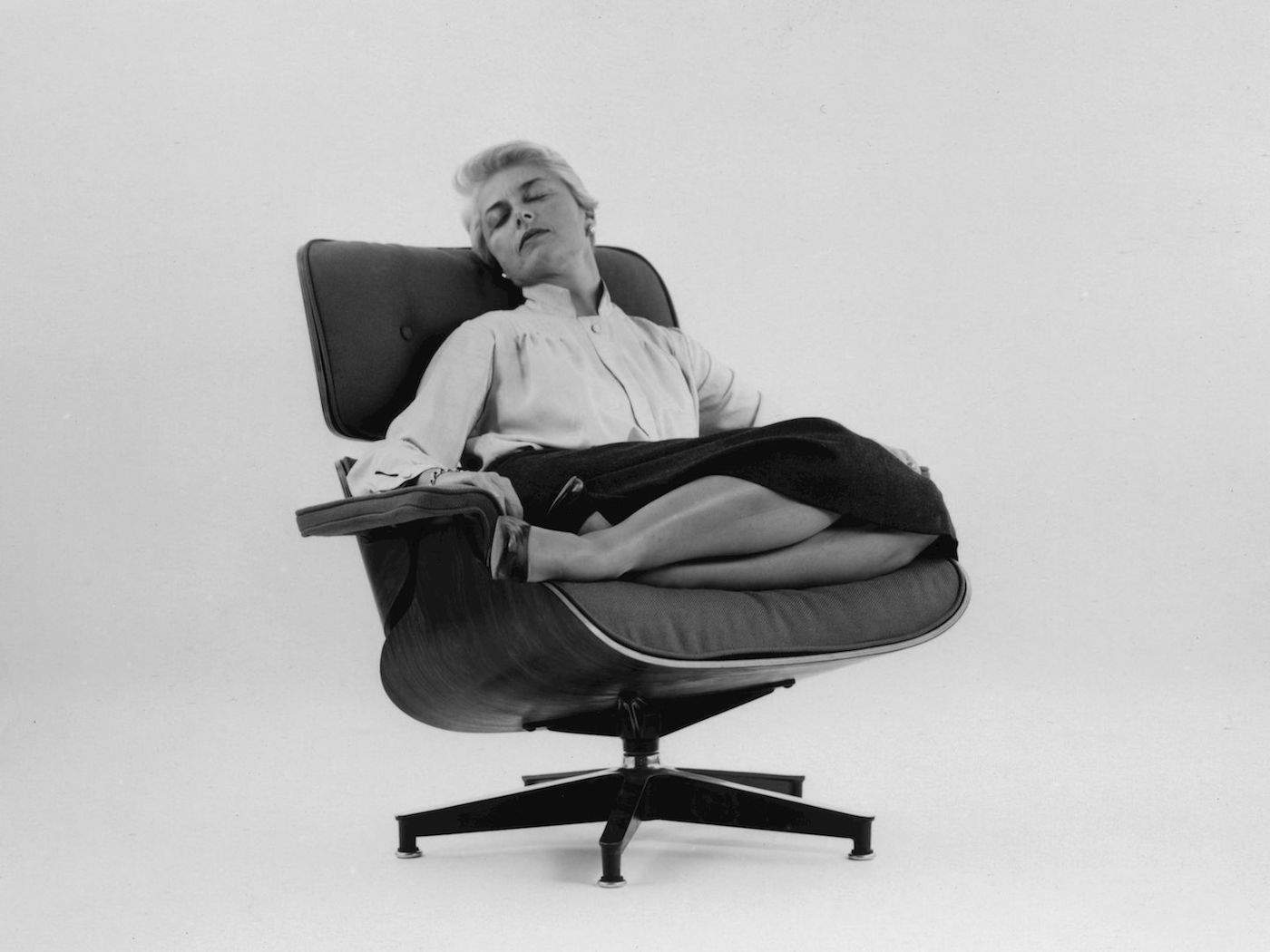 Amanda Dunneová v křesle značky Vitra Eames Lounge Chair