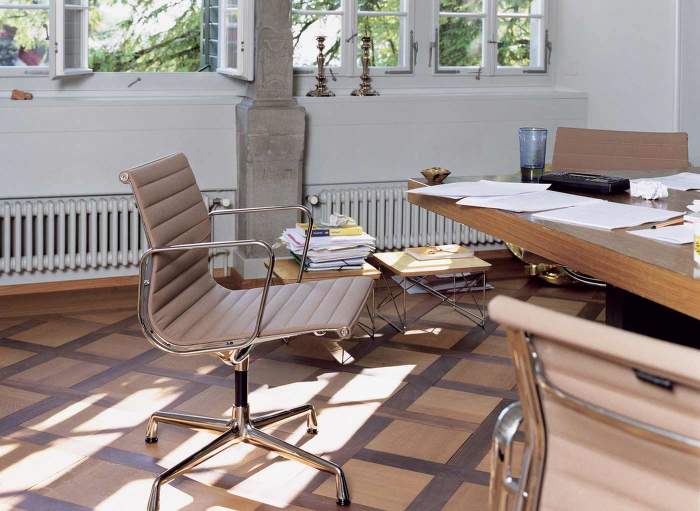 Vitra Aluminium-Chair-EA-107 historie