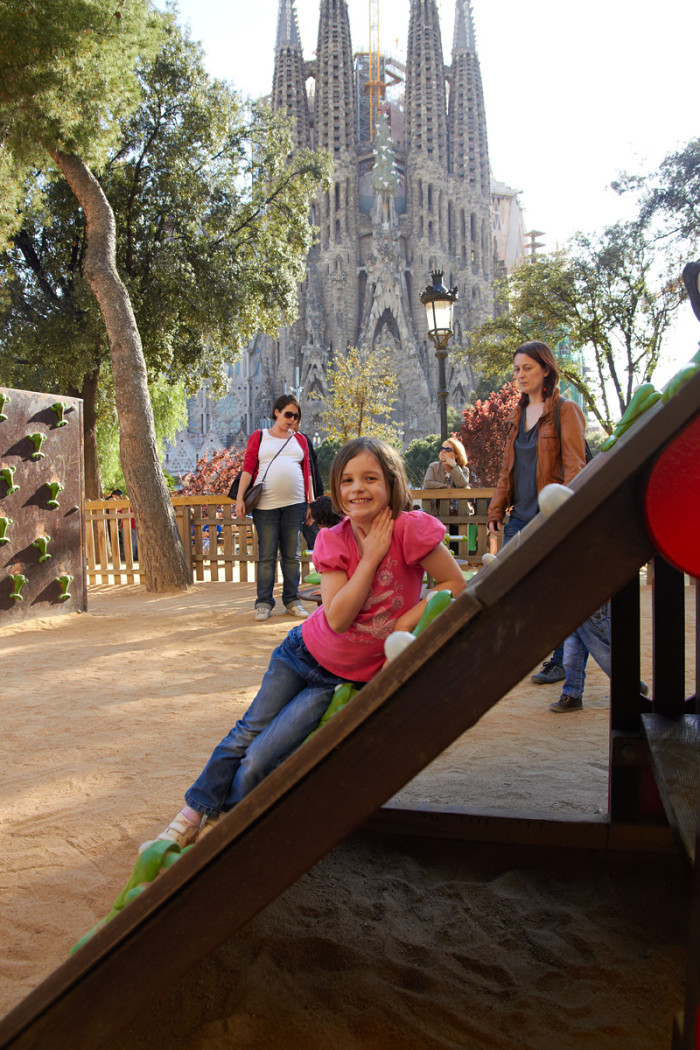 Dětské hřiště s chrámem Sagrada Família v pozadí