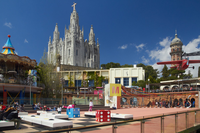 Zábavní park Tibidabo Barcelona s kostelem Svatého srdce