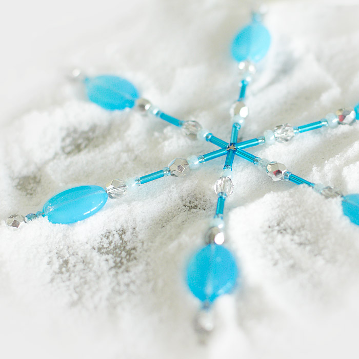 Ručně dělané vánoční ozdoby ze skleněných korálků - vánoční hvězda - sněhová vločka