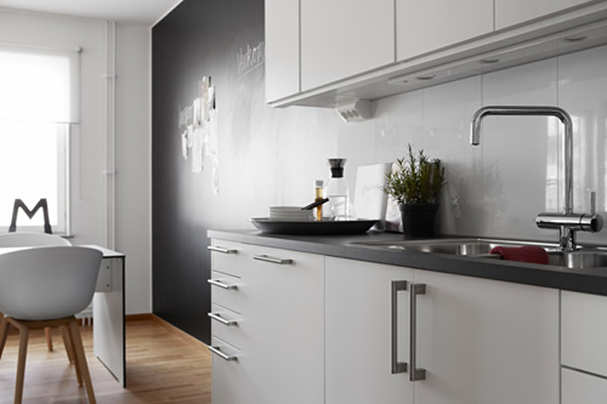 Černobílý byt ve skandinávském stylu - kuchyň