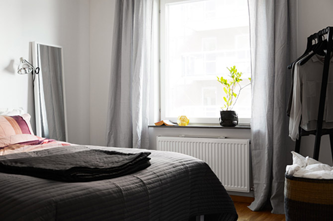 Ukázkový černobílý byt ve skandinávském stylu - ložnice