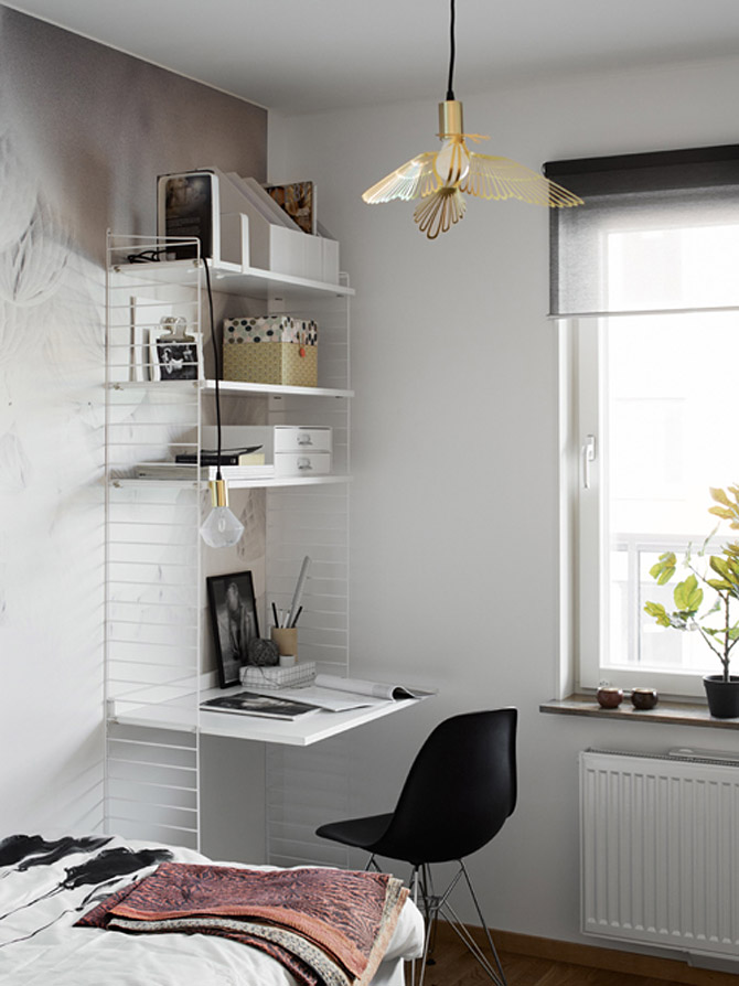 Ukázkový černobílý byt ve skandinávském stylu - pracovní kout
