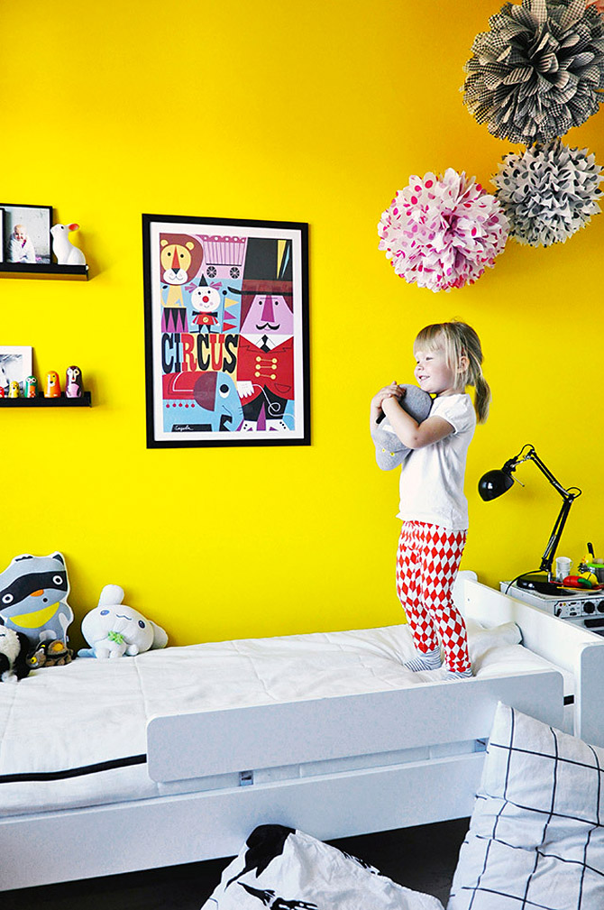 Dětský pokoj ve skandinávském stylu ve žluté a růžové