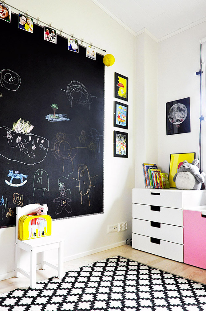 Dětský pokoj ve skandinávském stylu ve žluté a růžové