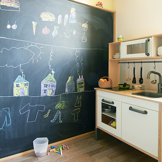 Dětská kuchyňka IKEA Duktig a tabule - detail © Katka Horáková, www.DesignVille.cz