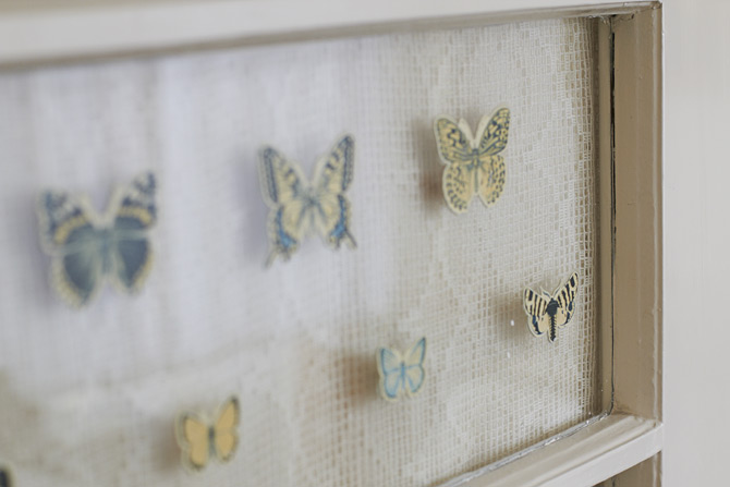 Samolepky motýlků na dveřní tabulce skla